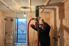 Gat boren in plafond